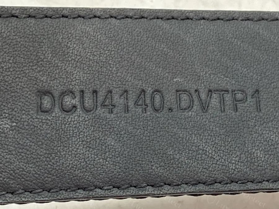 Reverso de una correa original de la línea principal con el código de estilo DCU4140.DVTP1 grabado en su propia línea