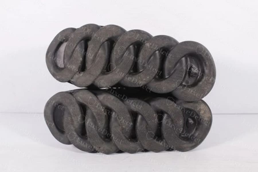 Counterfeit Chain Reaction sole: the link faces are smooth and rounded, with no herringbone texture anywhere on the outsole.
