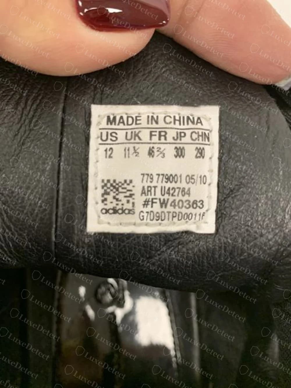 Etiqueta de talla de unas Y-3 originales de una zapatilla de cuero de la época de 2010, con la línea 779 779001 05/10, ART U42764 y un número que empieza por FW