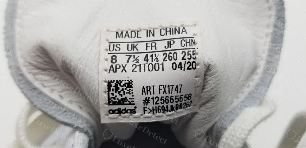 Etiqueta de talla de unas Y-3 Hicho originales con plataforma, con la línea APX 21T001 04/20, ART FX1747 y un código de barras
