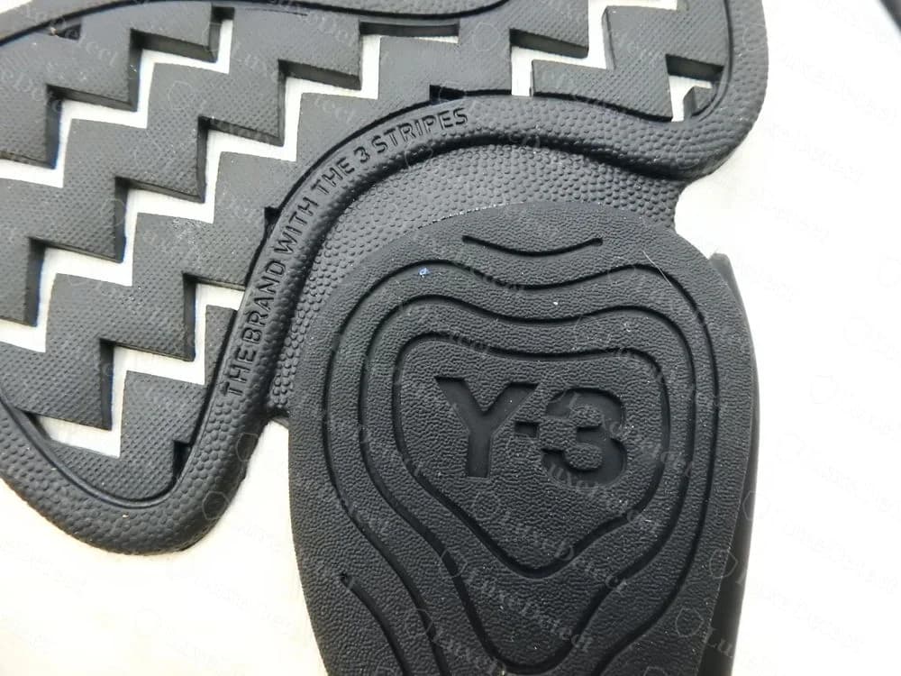 Suela de unas Y-3 James Harden BYW originales, con dibujo en zigzag, el logo de Y-3 en el talón y THE BRAND WITH THE 3 STRIPES moldeado a lo largo del borde