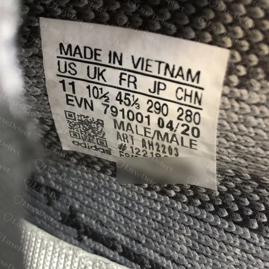 Etiqueta falsa com o código de fábrica EVN 791001 impresso ao lado de MADE IN VIETNAM; nas etiquetas originais que comparamos, EVN 791001 vai com a China; as linhas de série da unidade estão borradas