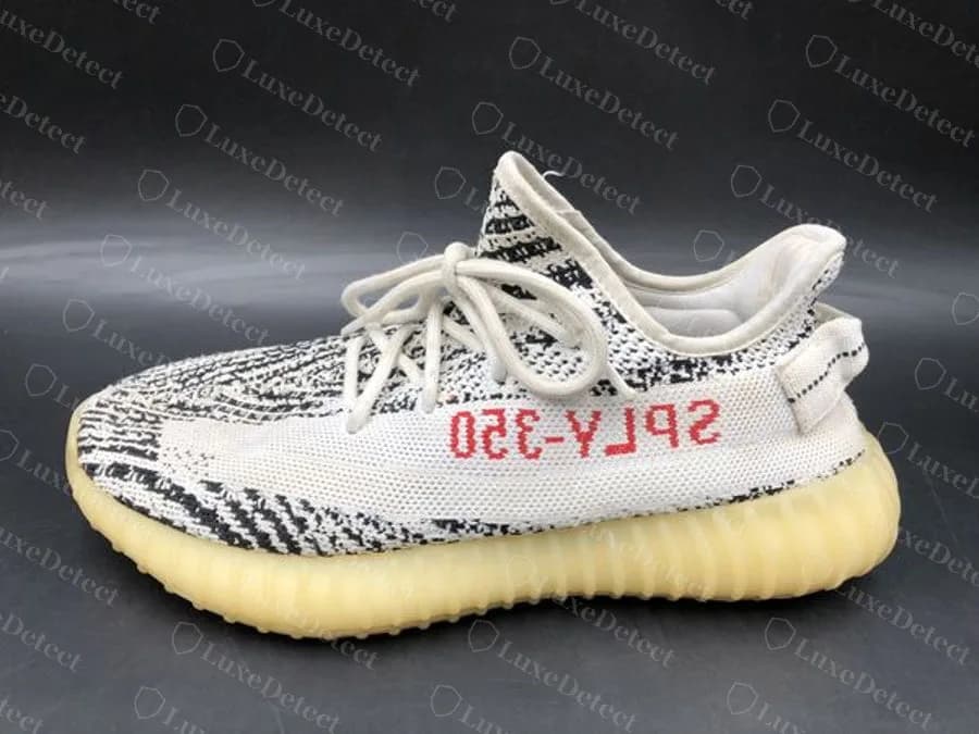 Gefälschtes Zebra: Der SPLY-350-Schriftzug liest sich an diesem Schuh genauso gespiegelt; Fälschungen kopieren diese Eigenheit