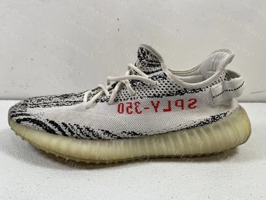 Echtes Zebra: Der SPLY-350-Schriftzug liest sich an diesem Schuh gespiegelt, wie es bei einem Schuh eines echten Paars der Fall ist